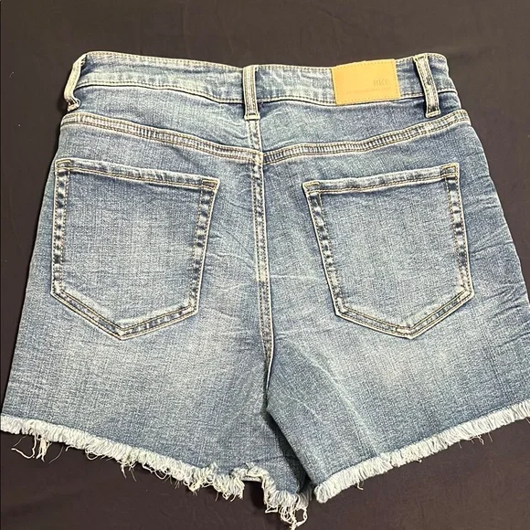 BKE Billie Women's Light Blue Frayed Jean Shorts NWOT - Picture 2 of 3